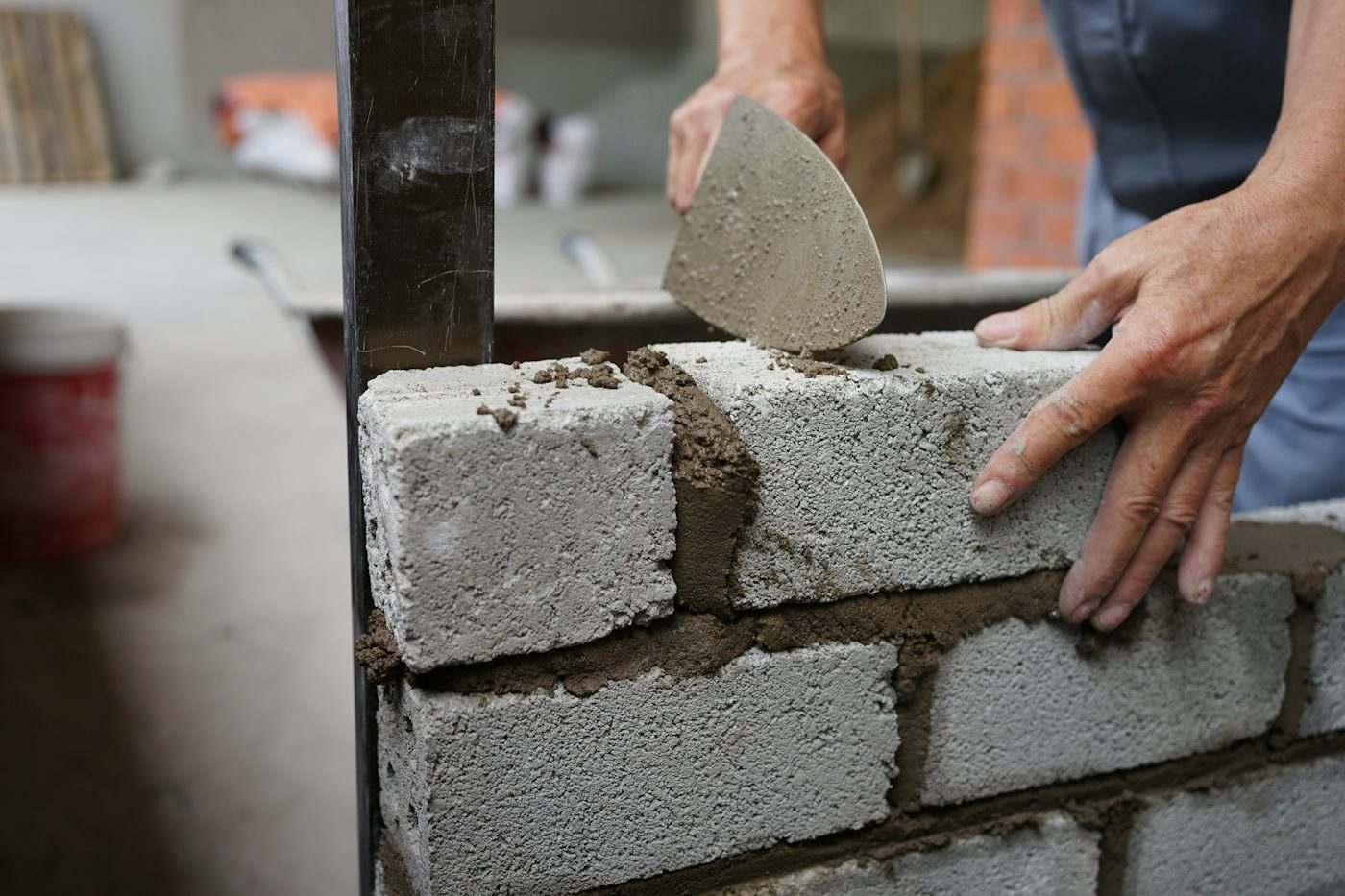 Metselaar legt een bakstenen muur