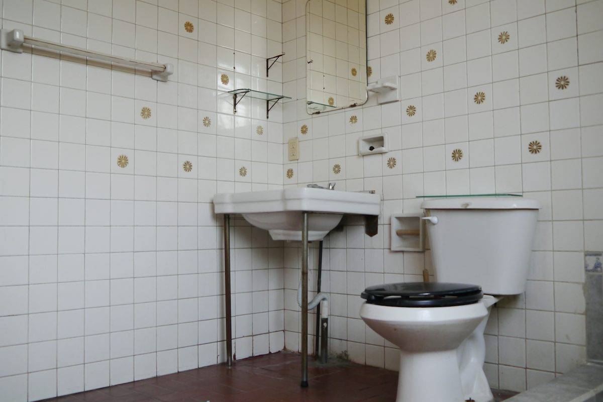 Voor: oude betegelde badkamer